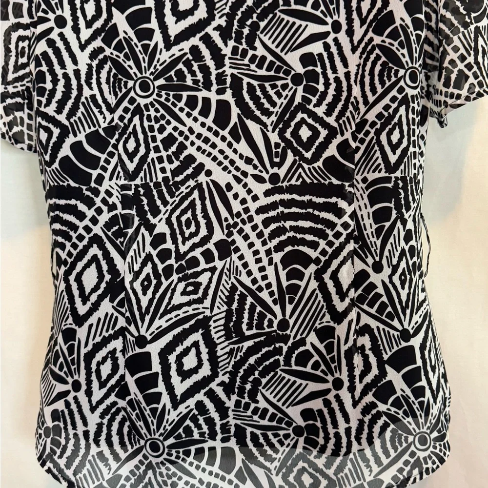 H-21 Spense Black & White Ruffled Lined Short Sleeve Button Down Blouse‎ Size M